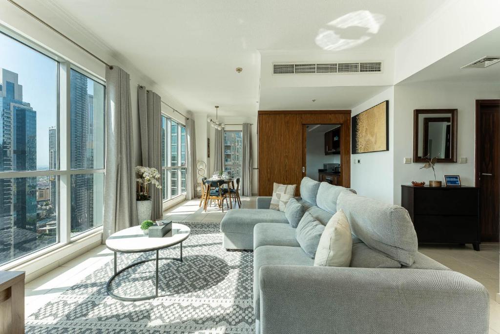 Hotel Superb 1-Bedroom apartment with full Burj Khalifa View - 5-min walk to Dubai Mall, a living room with a couch and a table at Superb 1-Bedroom apartment with full Burj Khalifa View - 5-min walk to Dubai Mall in Dubai