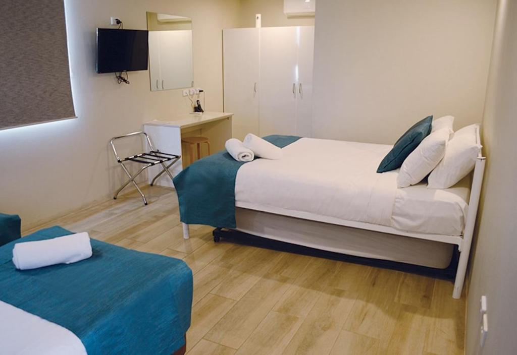 
Deluxe Queen + 3 Singles
