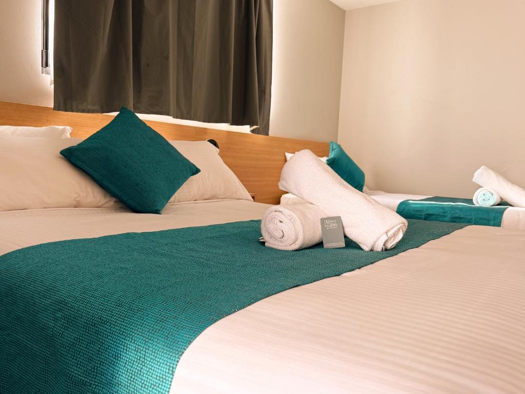 
Deluxe Queen + Single Room
