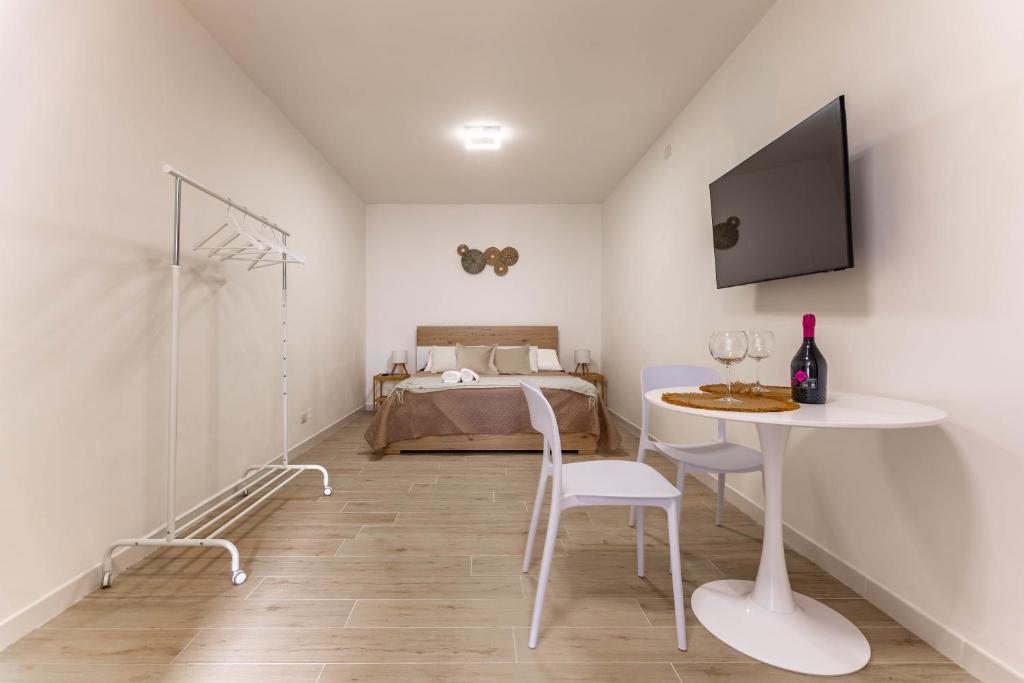 a white room with a table and a bed at 4 Twins - Central Room in Bari