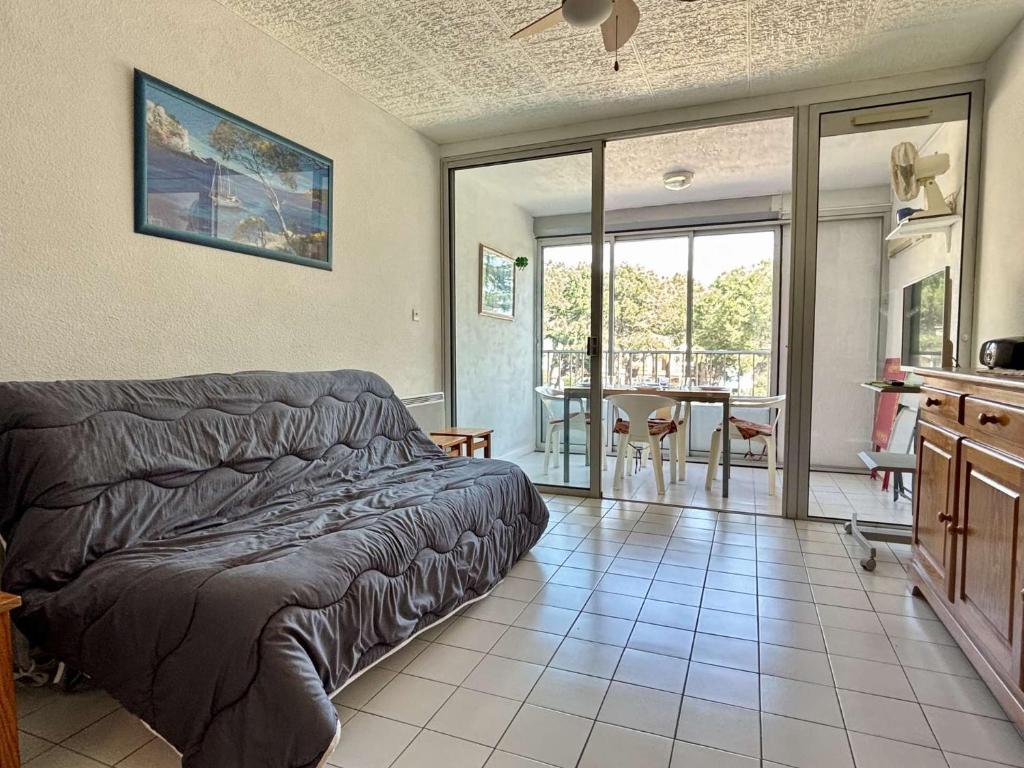 un salon avec un canapé et une table dans l'établissement Appartement Studio - 4 Couchages - ARGELES SUR MER AR070-139, à Argelès-sur-Mer
