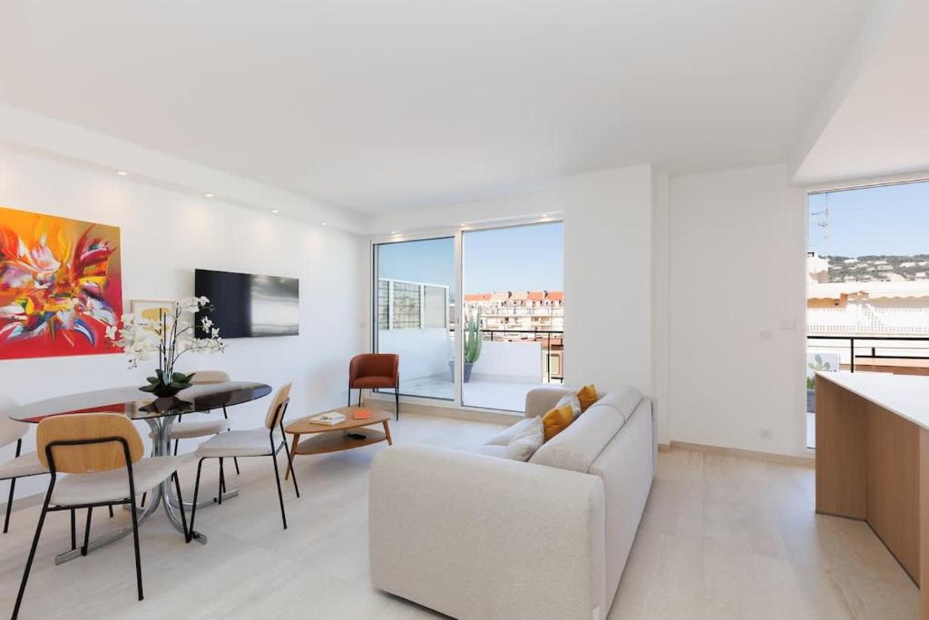 un salon avec un canapé et une table dans l'établissement Elegant 3P proche Croisette, à Cannes