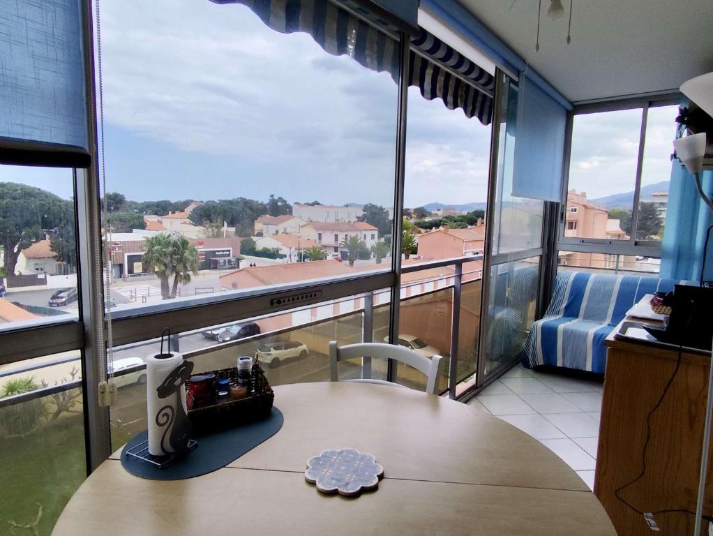 une pièce avec une table et une grande fenêtre dans l'établissement Appartement T2 - 4 couchages - ARGELES SUR MER AR850-173, à Argelès-sur-Mer