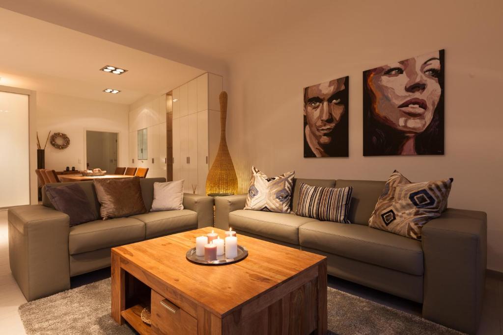 ein Wohnzimmer mit einem Sofa und einem Couchtisch in der Unterkunft Ferienwohnung Luxus-Koblenz in Koblenz