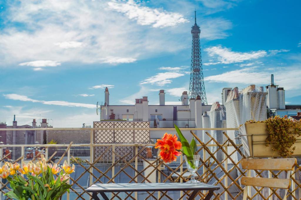 d'un balcon avec un banc et une vue sur la tour Eiffel. dans l'établissement Eiffel Tower Design residence, à Paris