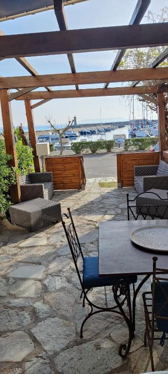 un patio avec une table et des chaises sous un pavillon dans l'établissement La marine, à Rogliano
