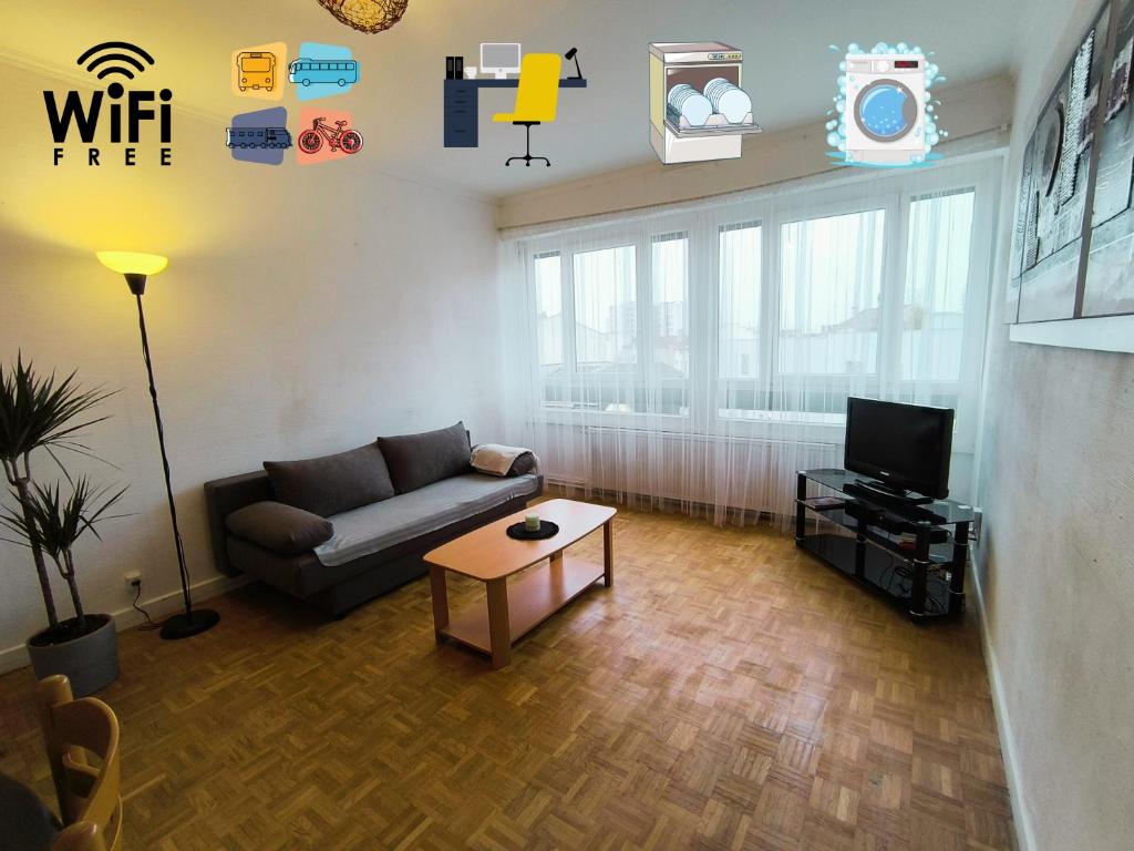 un salon avec un canapé et une table dans l'établissement Grand appartement lumineux et central, à Lyon