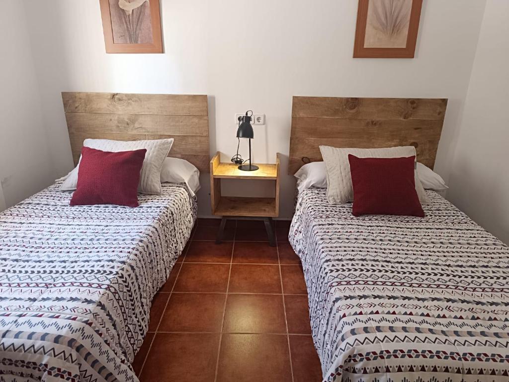 two beds sitting next to each other in a bedroom at Casa Rural Gafas in El Toboso