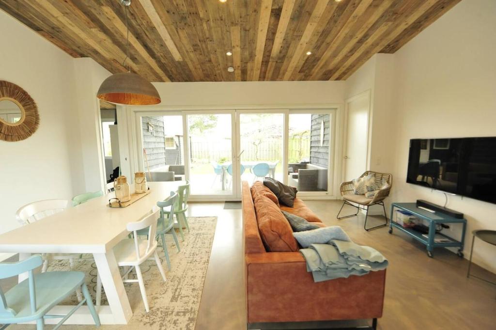 a living room with a couch and a table at Vakantiewoning nabij zandstrand Ouddorp VP026 in Ouddorp