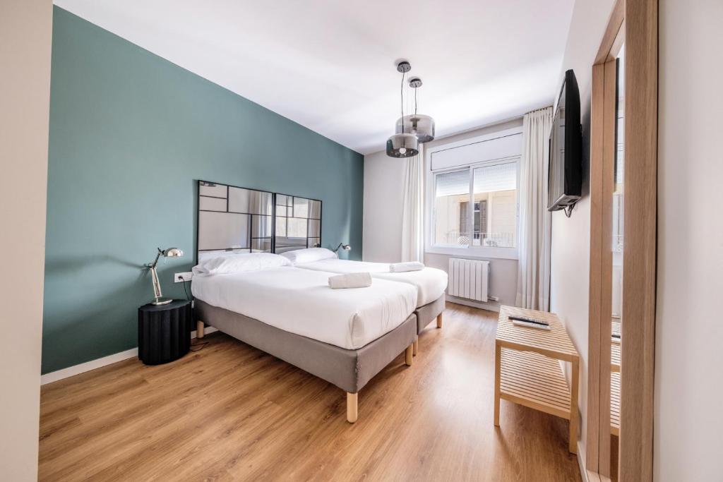 Postel nebo postele na pokoji v ubytování AinB Barcelona Sants Apartments