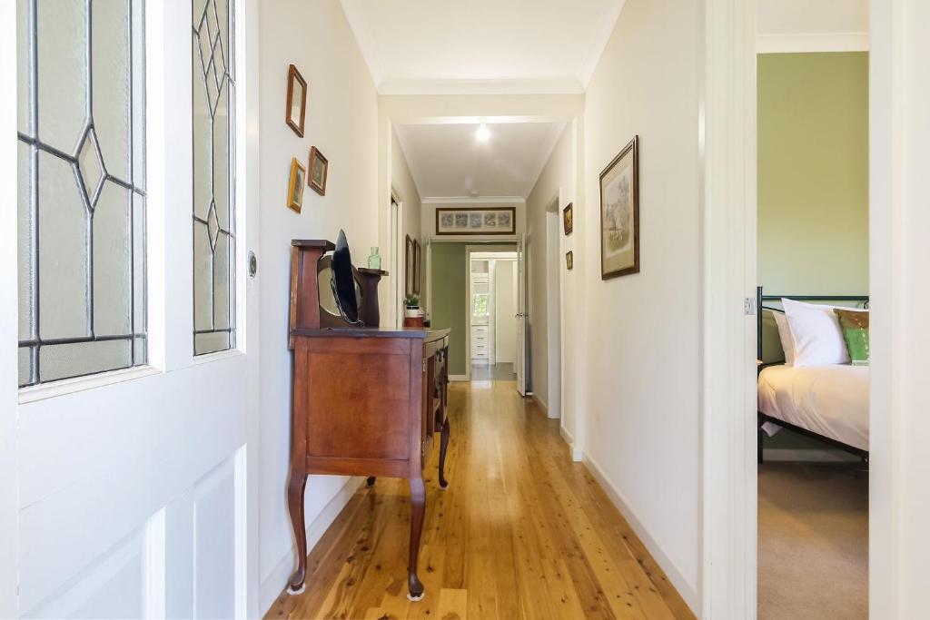 Giường trong phòng chung tại The Bark Hut