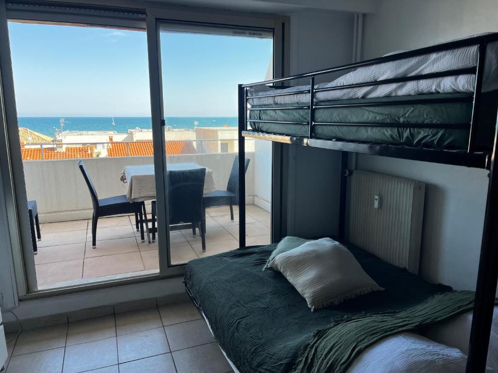 Postel nebo postele na pokoji v ubytování Carnon vue mer, charmant studio plages clim restaurants commerces