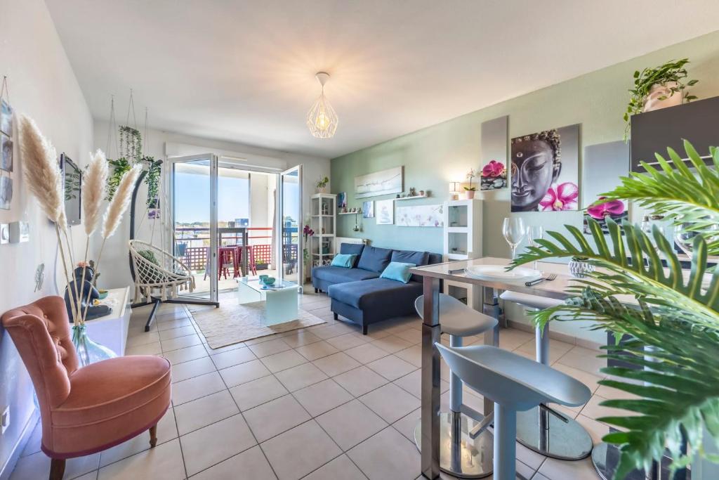 un salon avec un canapé bleu et une table dans l'établissement The Boucau Lodge - Calm - Near to Beach, à Boucau