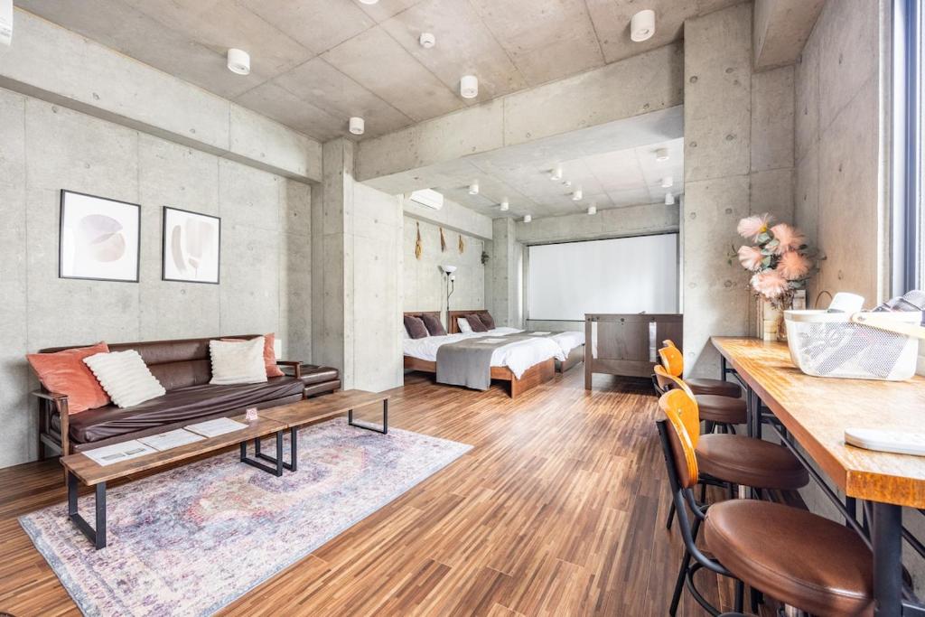 Tempat tidur dalam kamar di 原田屋Hotel 4F