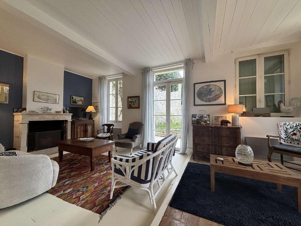 un salon avec un canapé et une table dans l'établissement Maison 6 pièces ILE DE RE - SAINT MARTIN DE RE - IDR400-017, à Saint-Martin-de-Ré