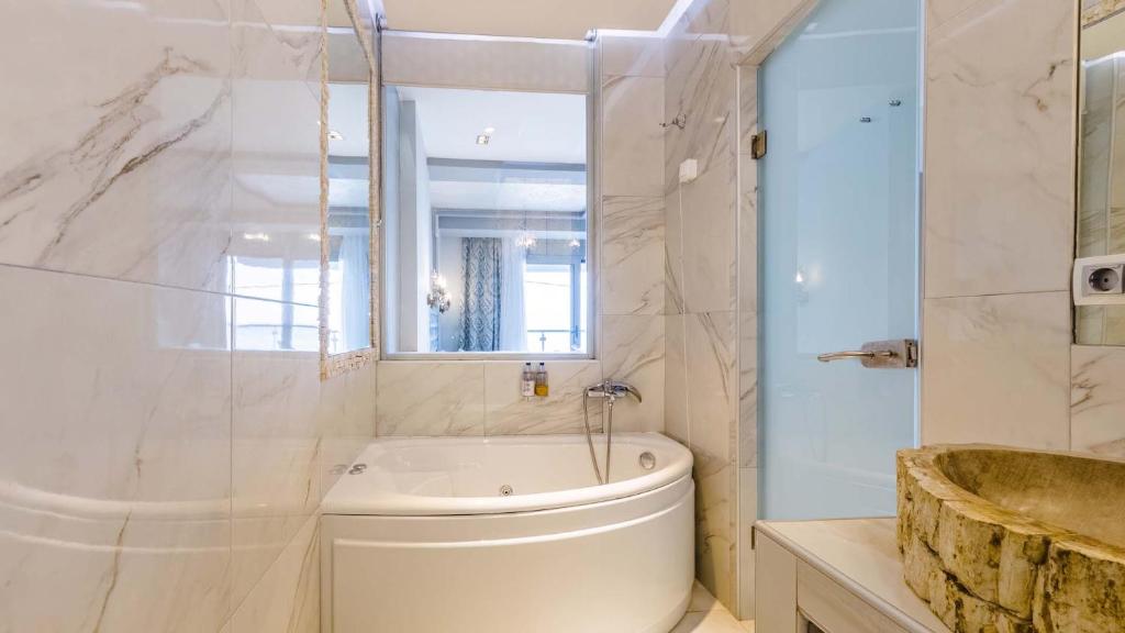 Alpha Luxury Suites - 7