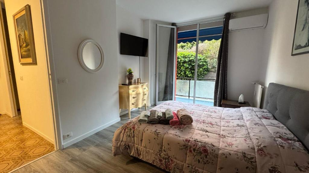 Hotel Sanremo affitti brevi periodi da Dino, a bedroom with a bed with a pair of shoes on it at Sanremo affitti brevi periodi da Dino in Sanremo