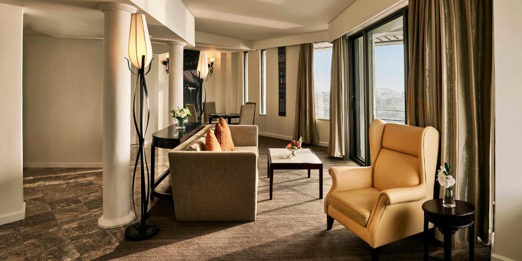 Khu vực ghế ngồi tại Pan Pacific Hanoi