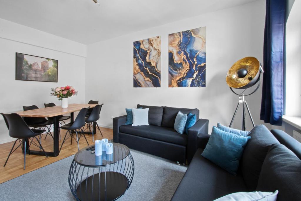 a living room with a couch and a table at Altstadt - Exklusive 3-Zi-Wohnung mit 90 qm und großem Balkon in Nürnberg