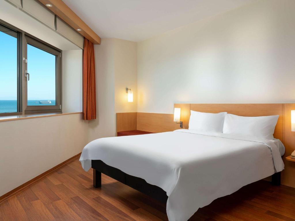 Cama ou camas em um quarto em Ibis Istanbul Zeytinburnu