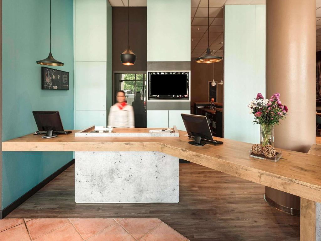 TV a/nebo společenská místnost v ubytování ibis Hotel Berlin Spandau