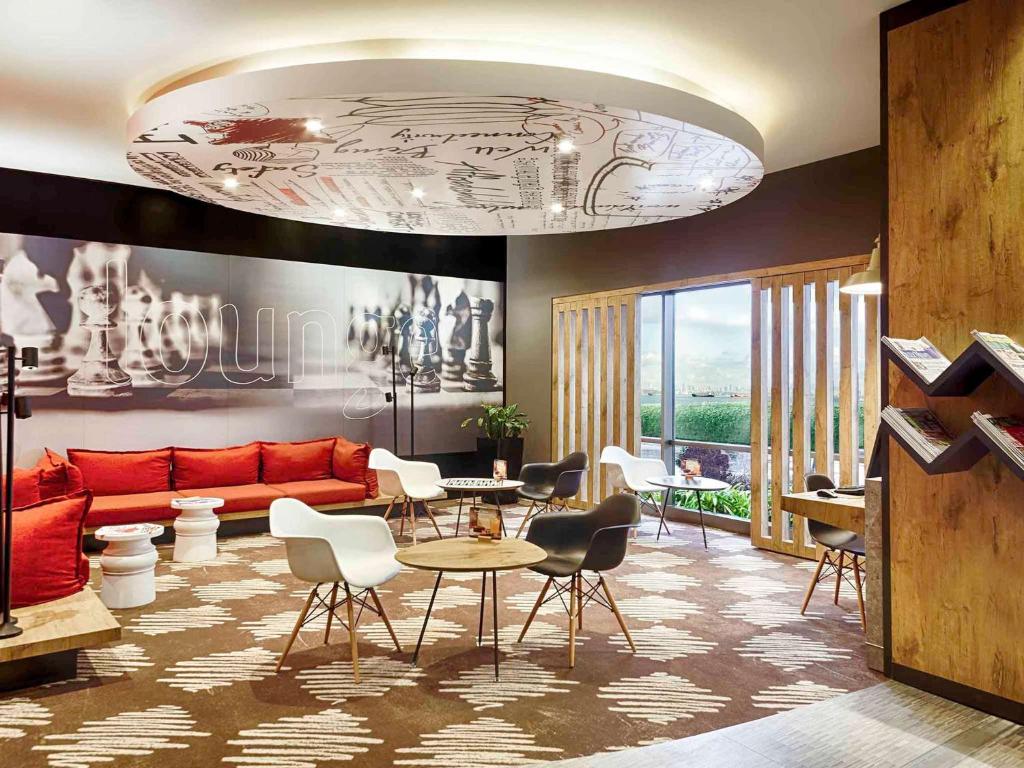 Uma área de estar em Ibis Istanbul Zeytinburnu