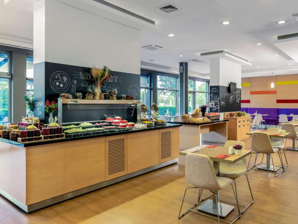 Um restaurante ou outro lugar para comer em Ibis Bursa