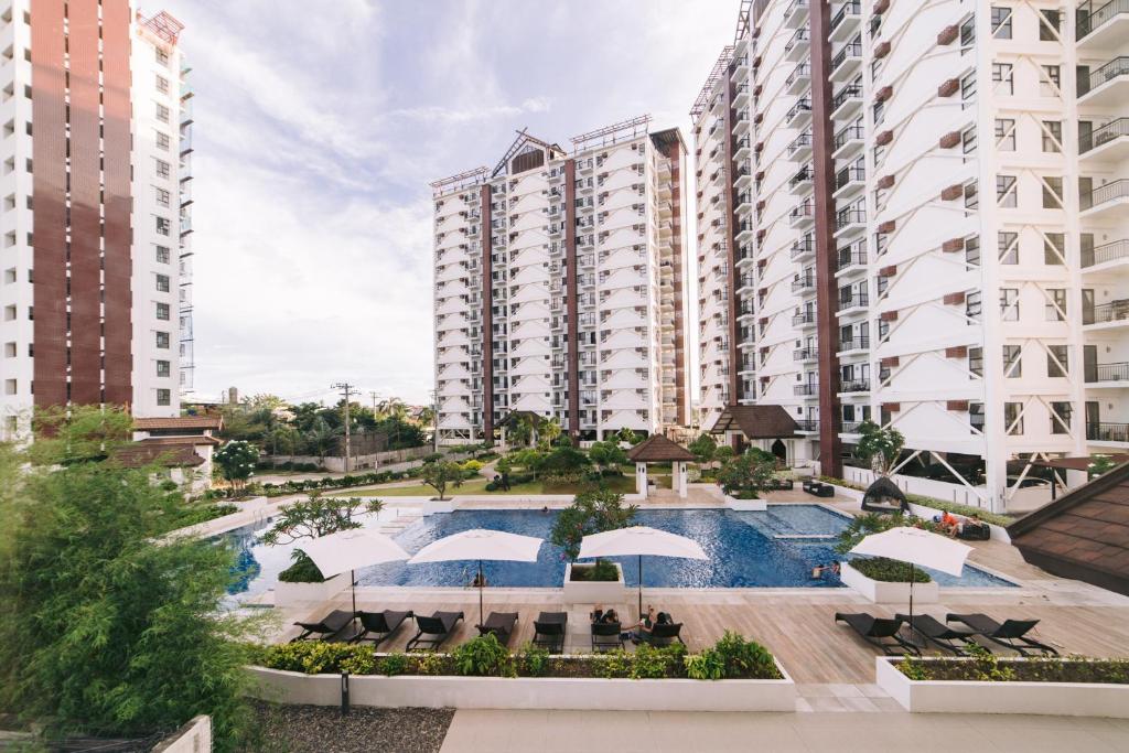 Bazén v ubytování Royal Oceancrest Mactan Condominium Unit 1418 nebo v jeho okolí