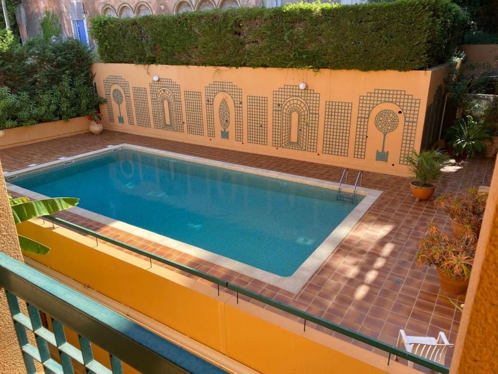 una piscina en un patio trasero con una pared de azulejos en Saint Jean Cap Ferrat, en Saint-Jean-Cap-Ferrat