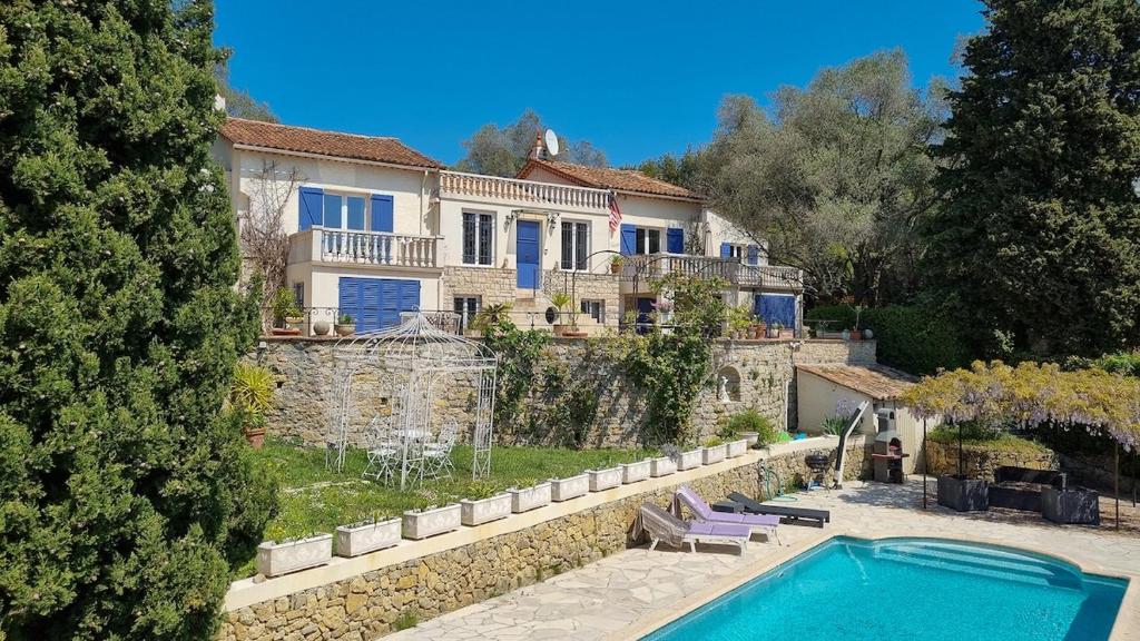 une maison avec une piscine devant dans l'établissement Villa 4 BR with pool, 5 minutes Cannes, au Cannet