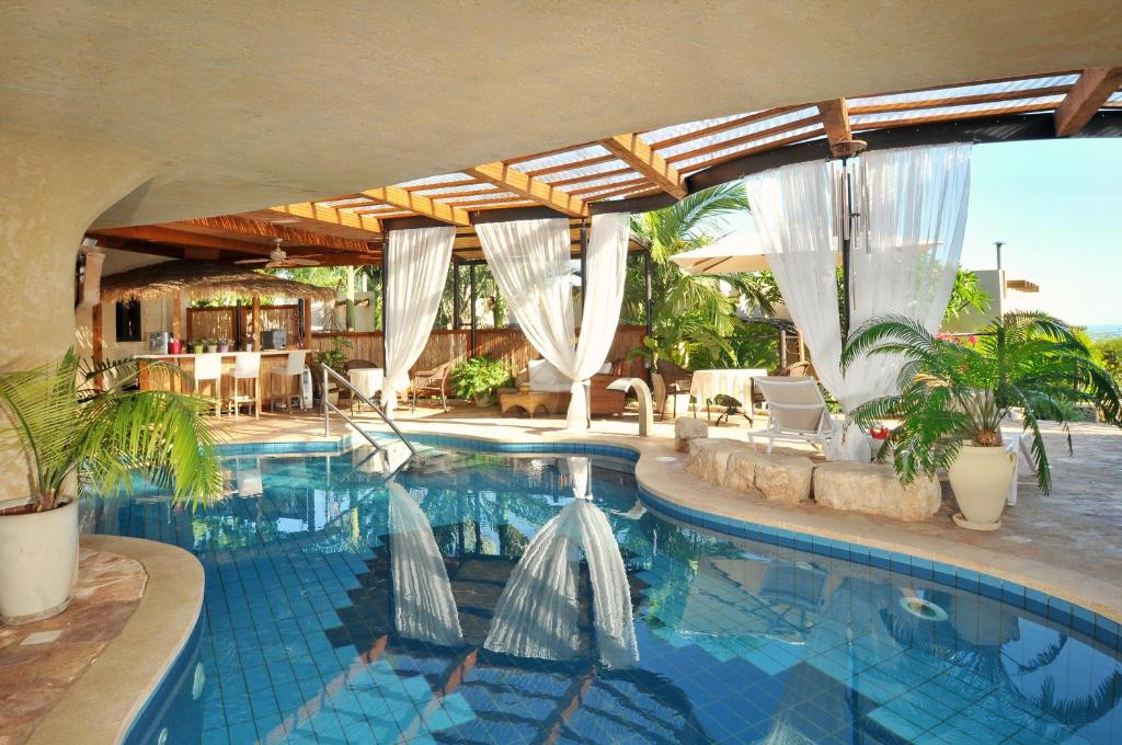 Bazén v ubytování Cnaan Village Boutique Hotel & Spa nebo v jeho okolí