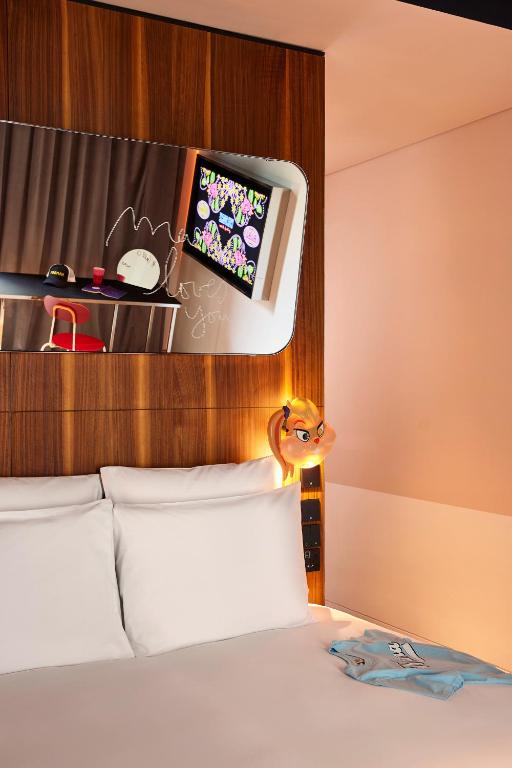 
Medium Mama Double Burj Khalifa View (Free shuttle service to Dubai Mall & Kite Beach)
