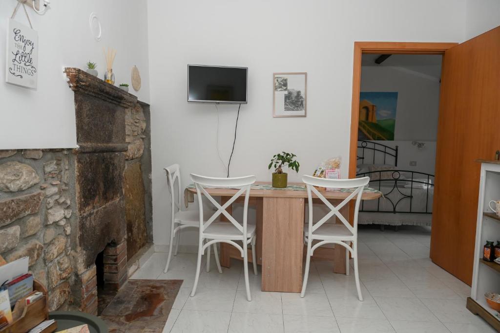 TV a/nebo společenská místnost v ubytování Karlin's house Anzi - albergo diffuso