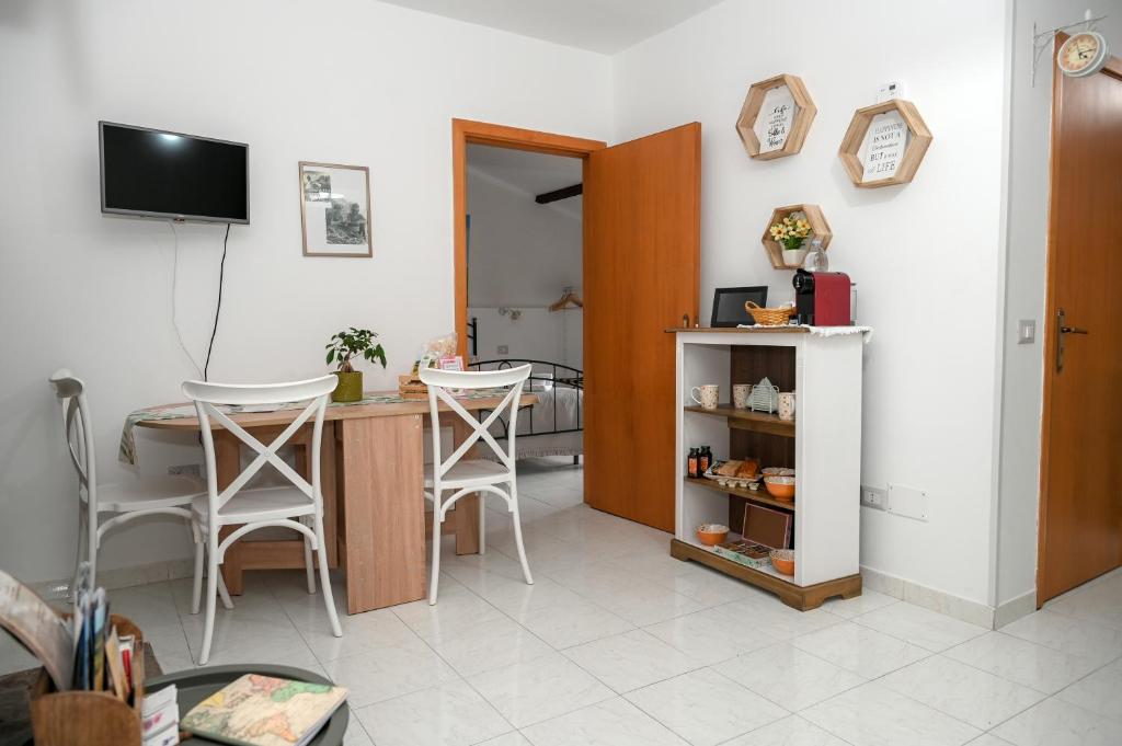 Kuchyň nebo kuchyňský kout v ubytování Karlin's house Anzi - albergo diffuso