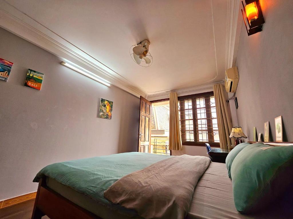 Postel nebo postele na pokoji v ubytování Rainbow HomeStay - No 8 Alley 18B Tong Dan