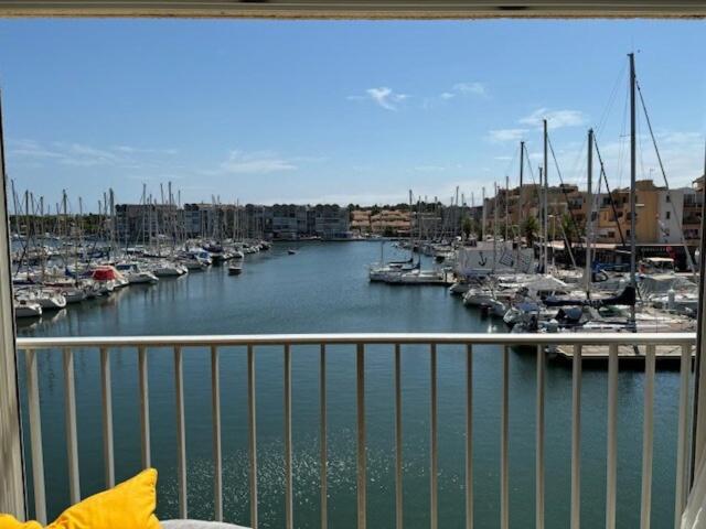 une vue d'une marina avec des bateaux dans l'eau dans l'établissement Studio Cabine Gruissan, à Gruissan