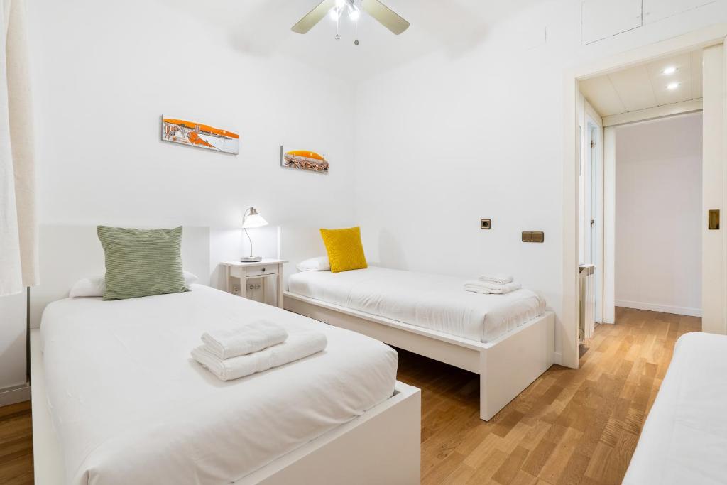 A bed or beds in a room at Plaza Espanya Apartment