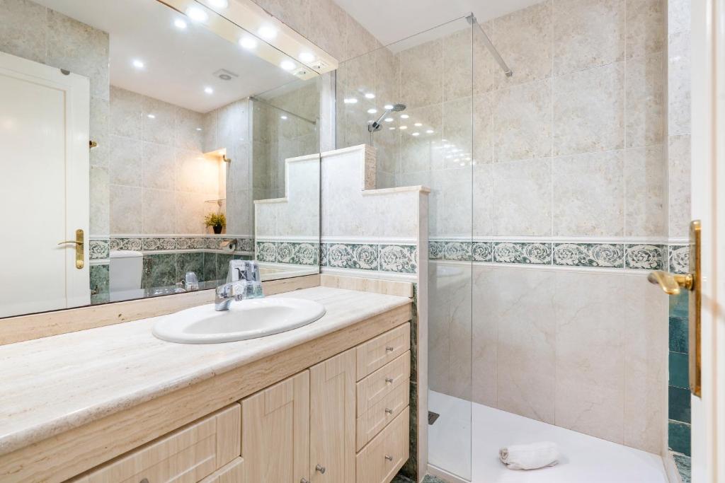 A bathroom at Plaza Espanya Apartment