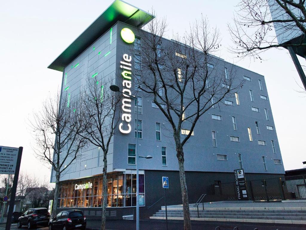 un bâtiment avec un panneau sur son côté dans l'établissement Campanile Clermont Ferrand Centre, à Clermont-Ferrand