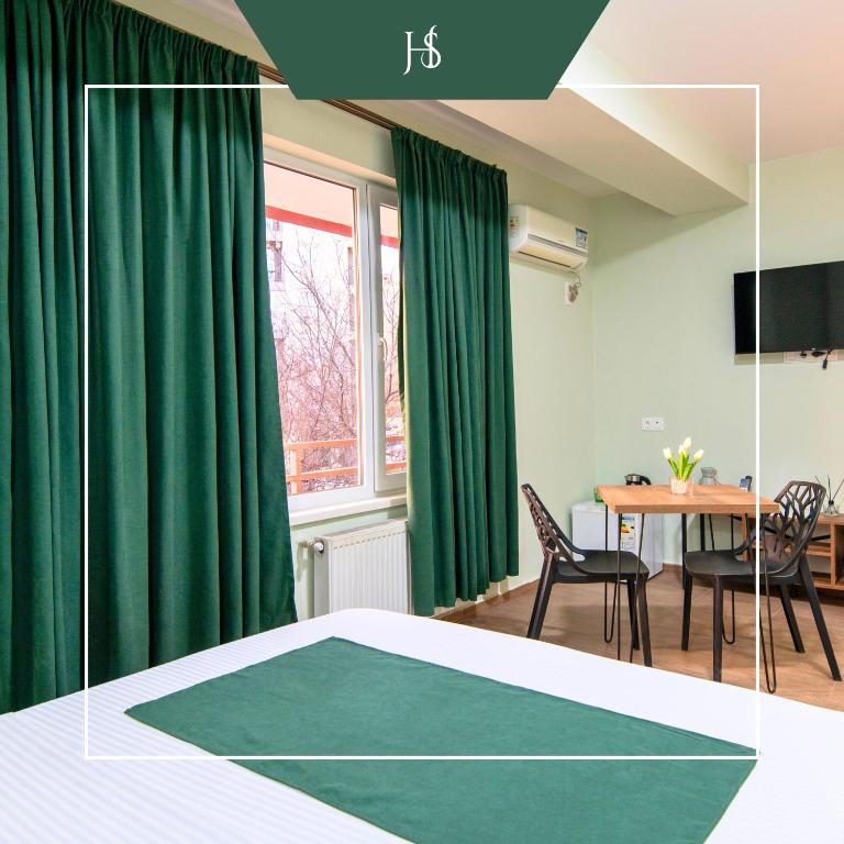 TV a/nebo společenská místnost v ubytování Hotel Serenity