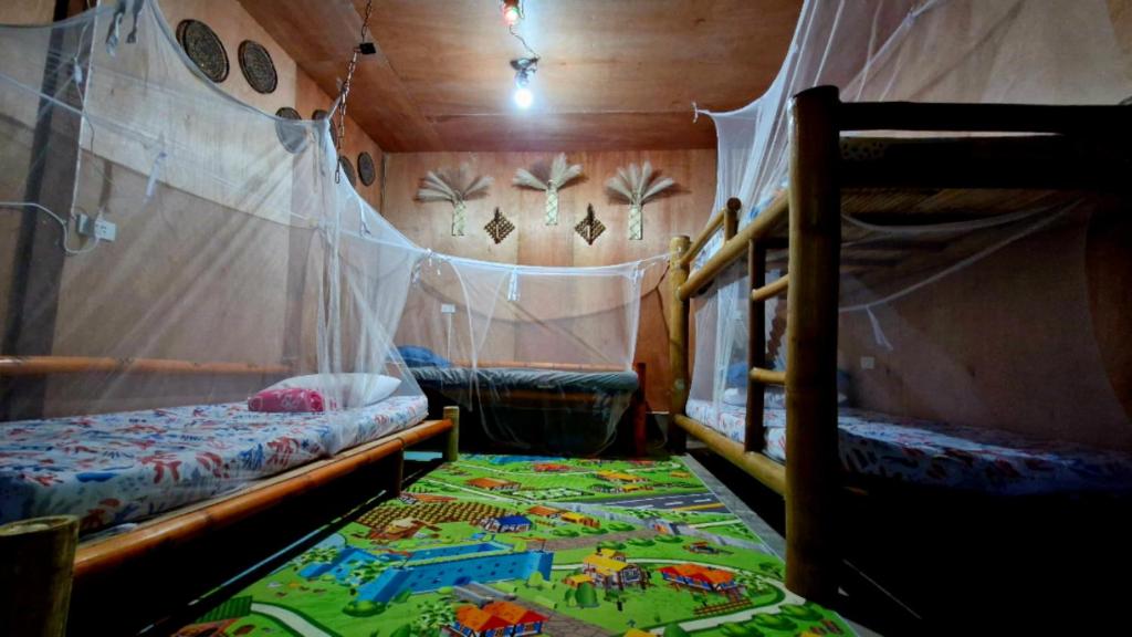 Katil atau katil-katil dalam bilik di J Travel Trail Inn- Bed Space in Hubangon, Mahinog, Camiguin