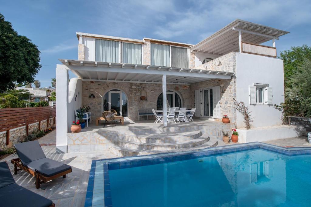 Bazén v ubytování Cavos Paros Two-Bedroom Villa with Private Pool & Jacuzzi nebo v jeho okolí