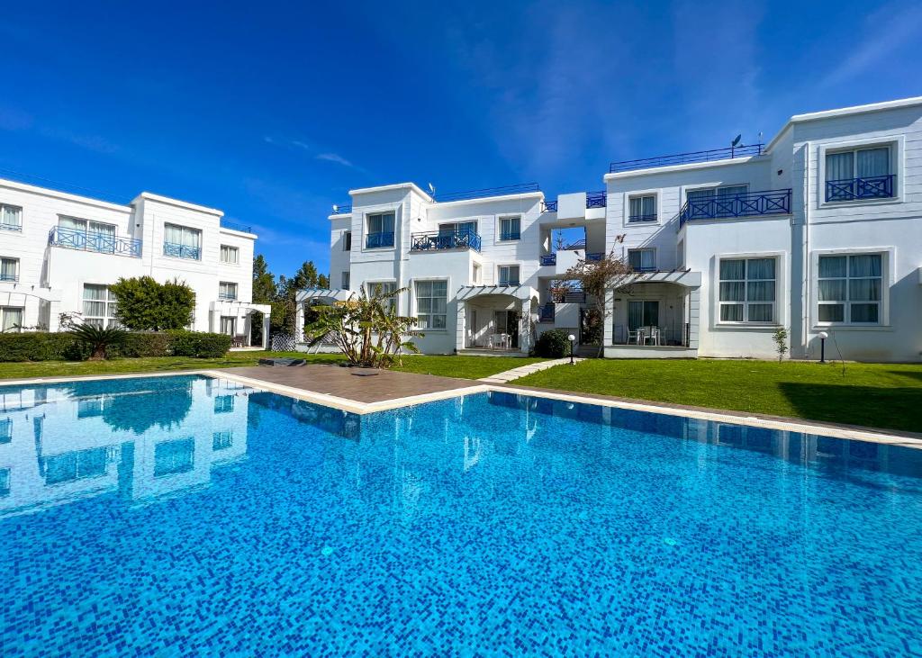 Baseinas apgyvendinimo įstaigoje Garden Loft with Pool in Alsancak Kyrenia by HolidayKeys arba netoliese