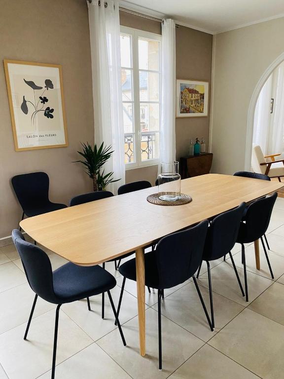 - une table et des chaises en bois dans l'établissement Appartement de la Diane, à Villers-Cotterêts