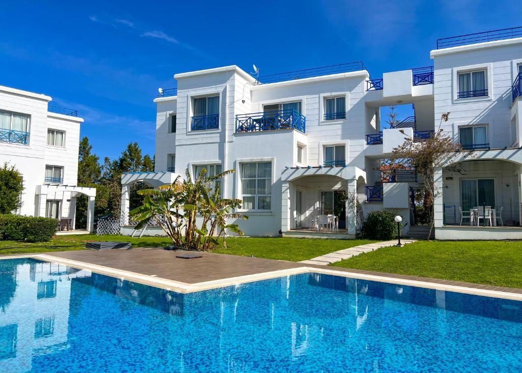 Garden Loft with Pool in Alsancak Kyrenia by HolidayKeys tesisinde veya buraya yakın yüzme havuzu