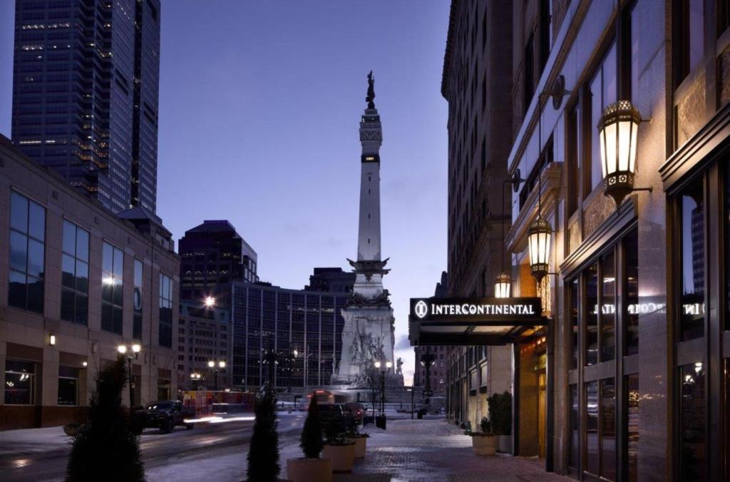 eine Stadtstraße mit einem Uhrturm in der Ferne in der Unterkunft InterContinental Indianapolis by IHG in Indianapolis