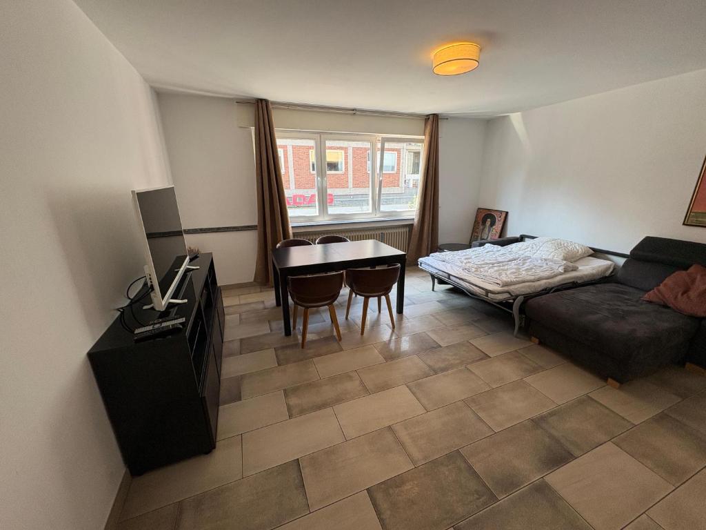 een woonkamer met een bank en een tafel bij Premium Apartment 2 Cathedral in Keulen