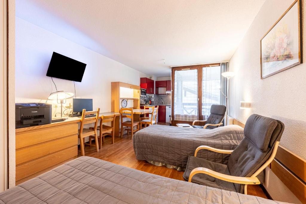 une chambre d'hôtel avec un lit et un salon dans l'établissement Les cybeles - studio 3 personnes, à Brides-les-Bains