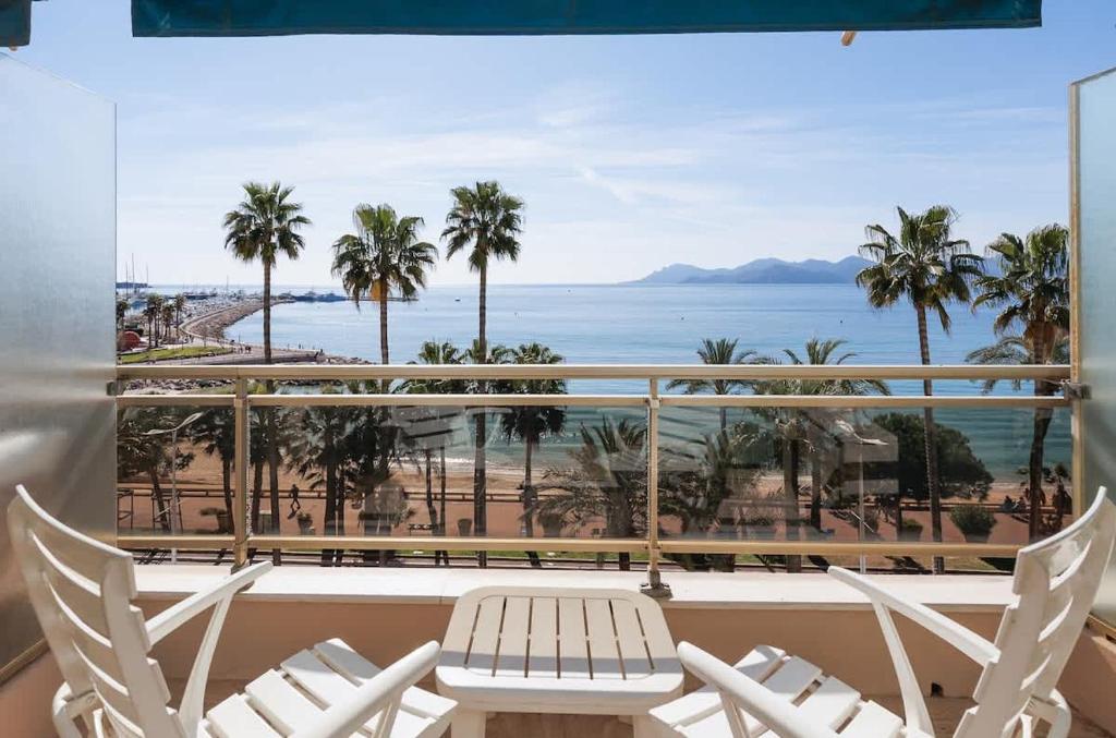 d'un balcon avec des chaises et une vue sur l'océan. dans l'établissement Sur la Croisette studio neuf, à Cannes