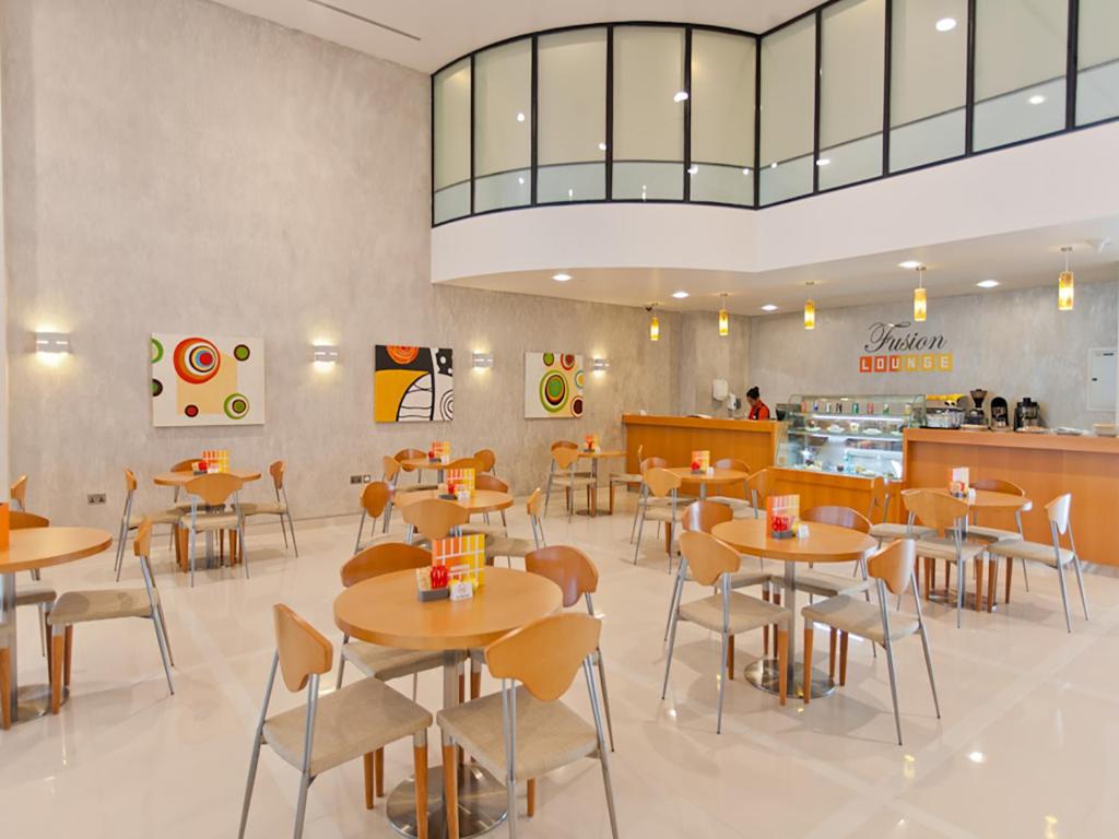 Ein Restaurant oder anderes Speiselokal in der Unterkunft Ibis Abu Dhabi Gate 
